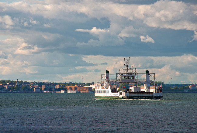 The Wolfe Island Ferry heading towards downtown Kingston. (photo: Flickr/Liz)