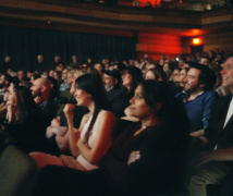 RS51393 Crowd watching Masterpiece scr