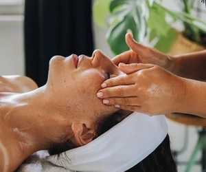 Holiday Spa Visit Cher mere png