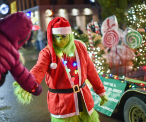 9 Santa Clause Parade Holiday25 Thi