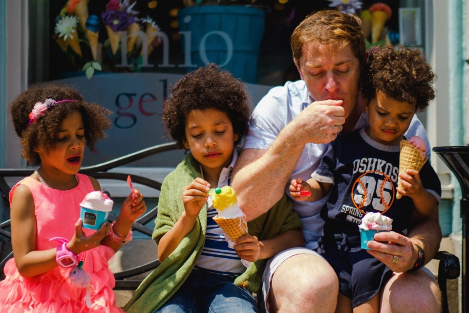 A family enjoying Mio Gelato outdoors.