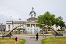 Photo of the area in front of City Hall, with the fountain.