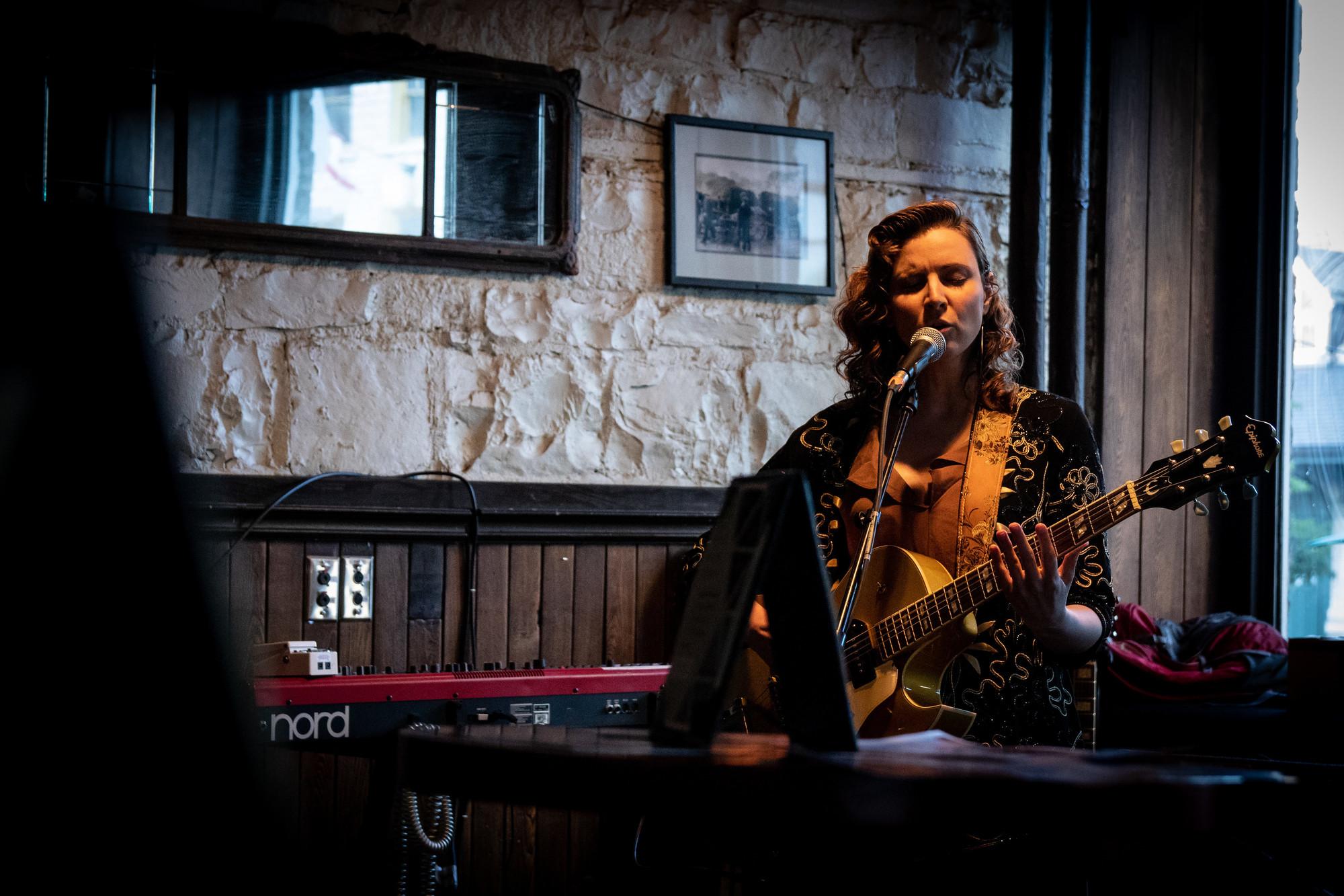 Artist performs at Tir Nan Og